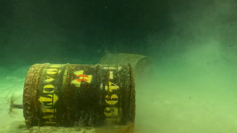 Atlantique : 200 000 fûts radioactifs abandonnés au fond de l’océan inquiètent les scientifiques