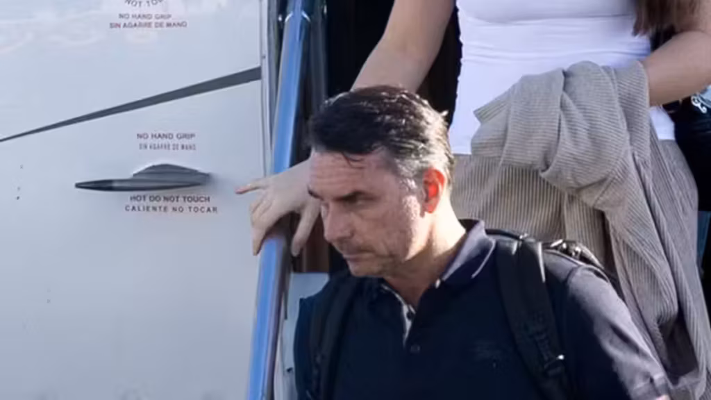 Brésil : Flavio Bolsonaro justifie sa fuite aux États-Unis et dénonce une « persécution politique »