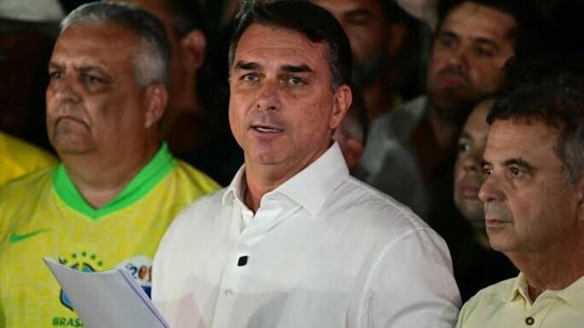 Brésil : Flávio Bolsonaro quitte le pays avec sa famille à bord d’un jet privé vers l’Équateur