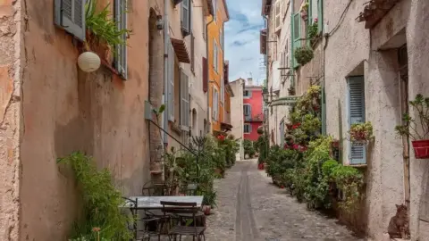 Canicules : adapter les logements pourrait coûter jusqu’à 53 milliards d’euros d’ici 2050