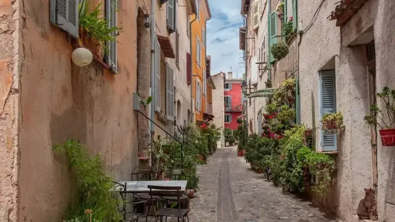 Canicules : adapter les logements pourrait coûter jusqu’à 53 milliards d’euros d’ici 2050