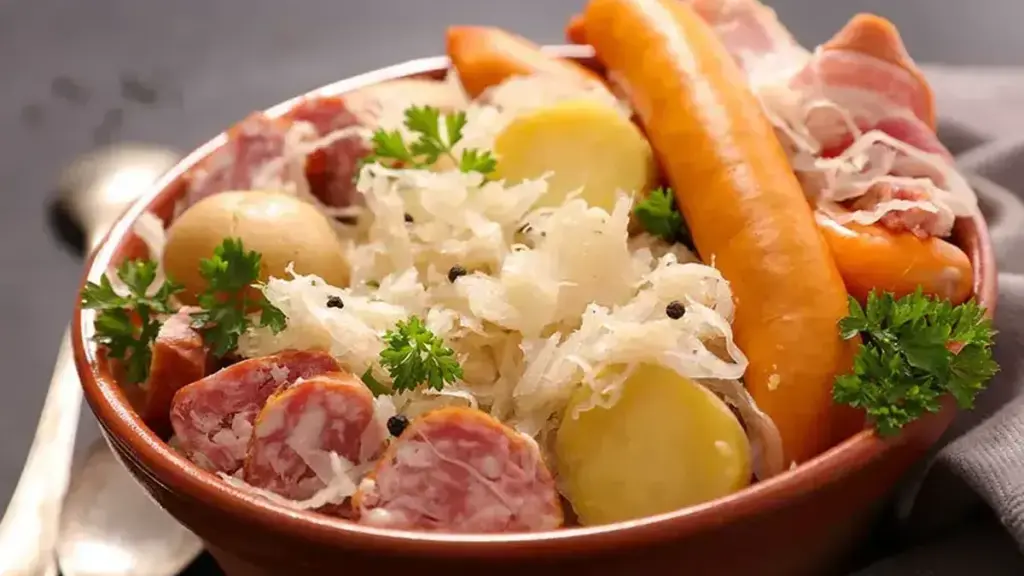 La choucroute : histoire, traditions et secrets d’un plat emblématique de l’Alsace