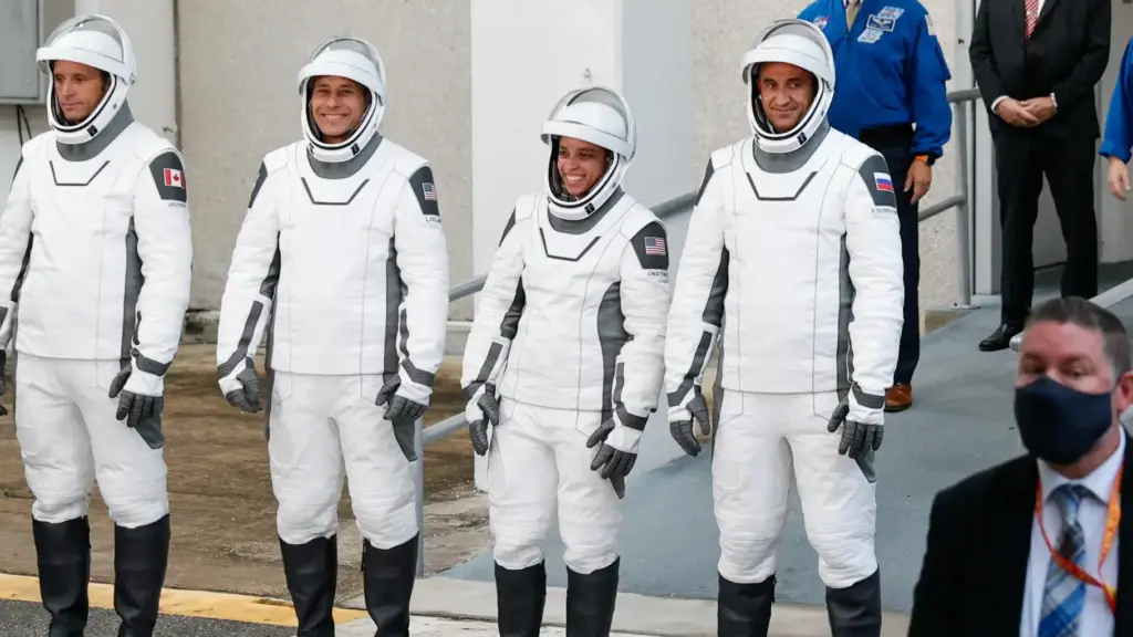 Crew-13 rejoint l’ISS : qui sont les quatre nouveaux astronautes arrivés à bord ?