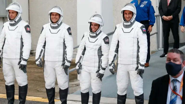 Crew-13 rejoint l’ISS : qui sont les quatre nouveaux astronautes arrivés à bord ? Crew-13 rejoint l’ISS : qui sont les quatre nouveaux astronautes arrivés à bord ? — photo