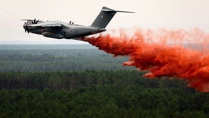 Incendies : la France va équiper un A400M militaire d’un kit de largage de retardant