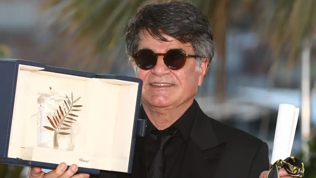 Iran : le cinéaste Jafar Panahi condamné à cinq ans de prison supplémentaires, ses biens confisqués