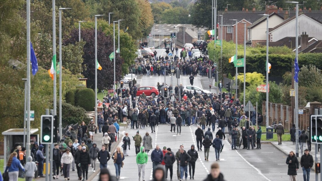 Irlande du Nord : Londres bloque un défilé protestant controversé, les tensions communautaires ravivées