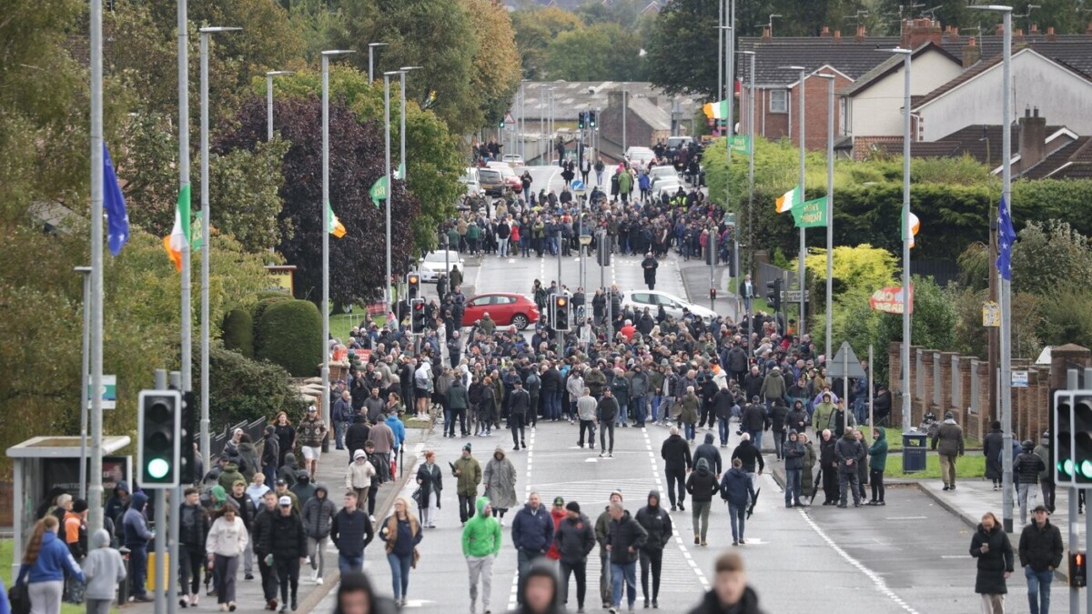Irlande du Nord : Londres bloque un défilé protestant controversé, les tensions communautaires ravivées