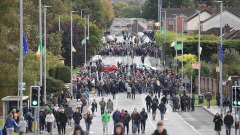 Irlande du Nord : Londres bloque un défilé protestant controversé, les tensions communautaires ravivées