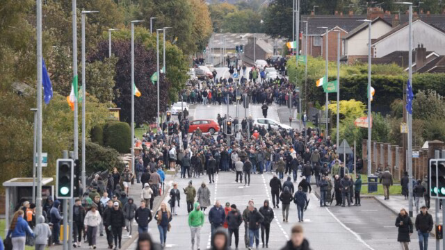Irlande du Nord : Londres bloque un défilé protestant controversé, les tensions communautaires ravivées — photo