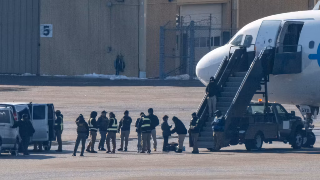 Les États-Unis ont expulsé plus de 500 migrants vers l’Afrique sans attaches dans les pays d’accueil, selon HRW