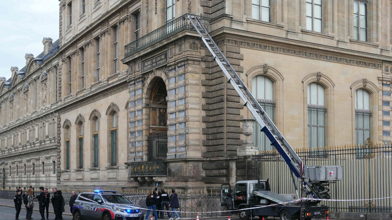 Louvre : un an après le vol des bijoux de la Couronne, le musée face à l'urgence de sa rénovation