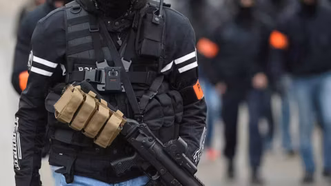 Manifestations du 17 octobre : l'IGPN ouvre une enquête concernant un photographe blessé par une grenade policière à Paris