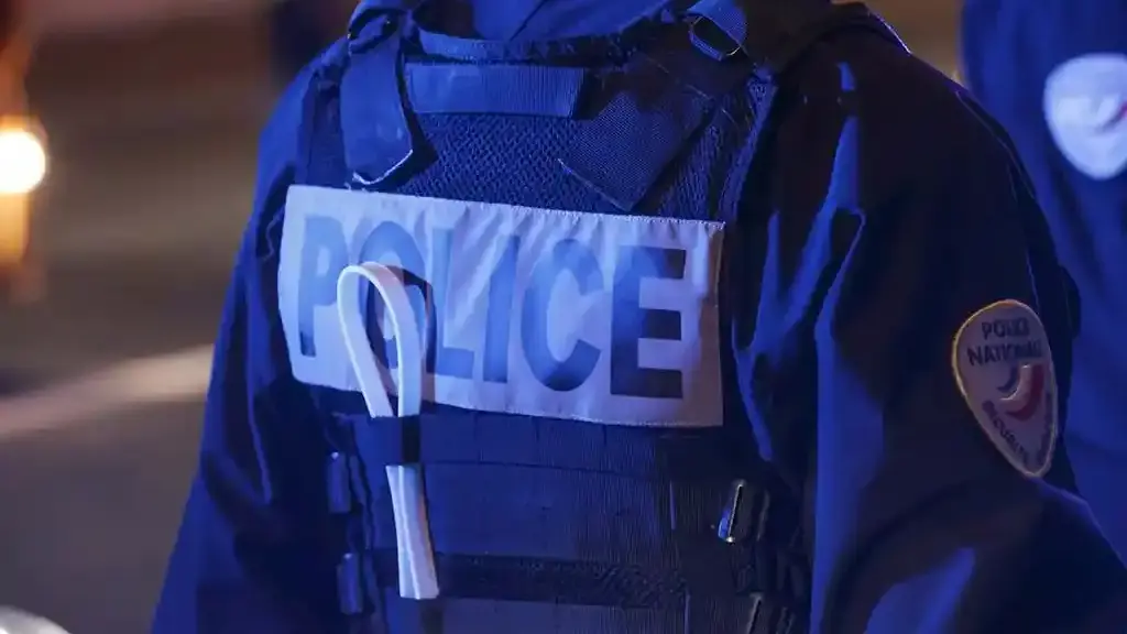 Nantes : un policier de 22 ans meurt percuté par une voiture alors qu’il poursuivait des suspects sur le périphérique
