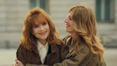 « Ni vue, ni connue » : Isabelle Huppert passe à l’arrière-plan pour raconter les invisibles du cinéma avec Sandrine Kiberlain