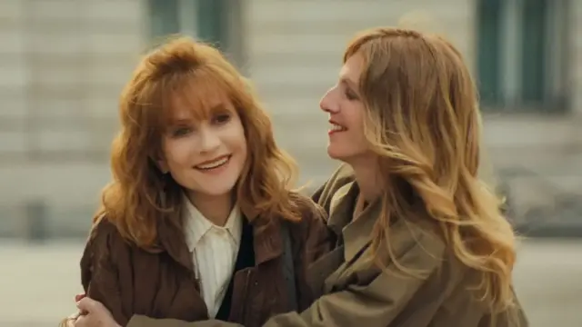 « Ni vue, ni connue » : Isabelle Huppert passe à l’arrière-plan pour raconter les invisibles du cinéma avec Sandrine Kiberlain