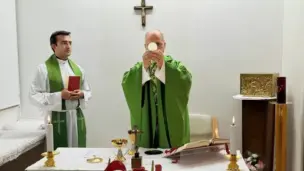 Opéré d’un cancer du poumon, le pape Léon XIV réapparaît sur des photos prises à l’hôpital