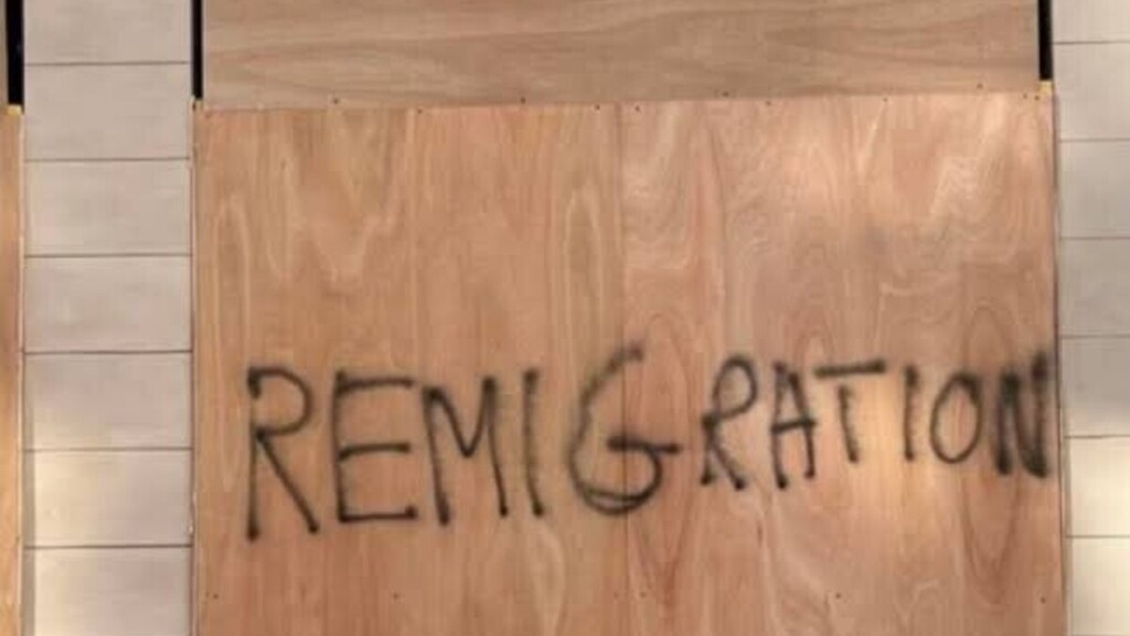 Paris : des tags « remigration » découverts sur des commerces, Emmanuel Grégoire saisit la justice