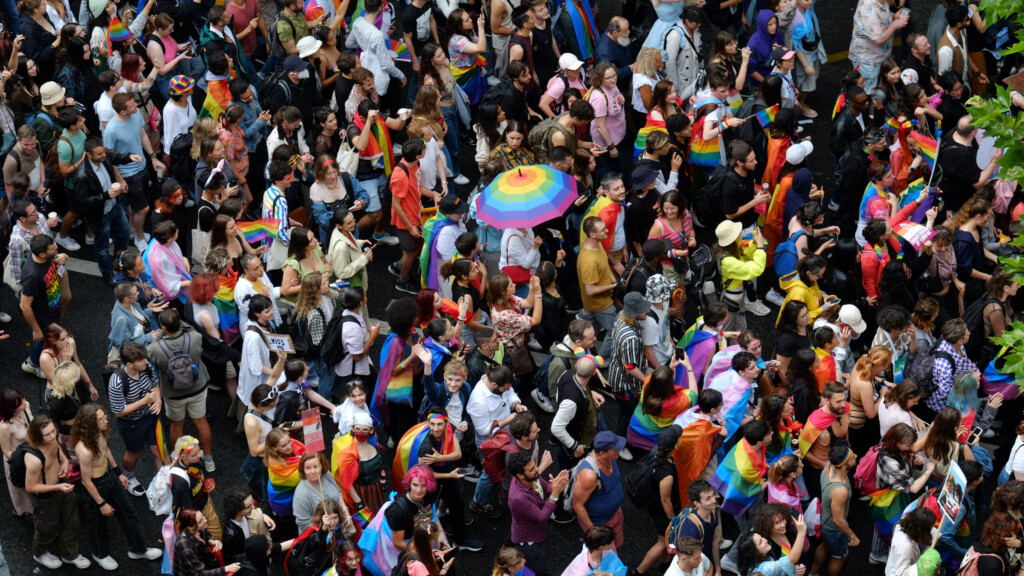 Paris : la marche des fiertés revient après son report lié à la canicule