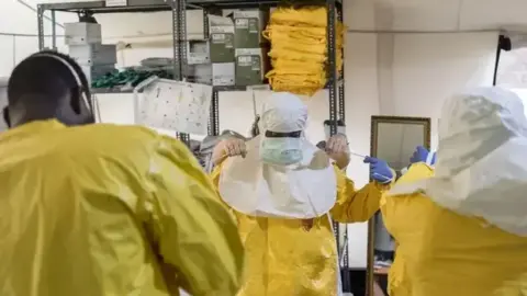 Premier décès lié à Ebola au Kenya : les autorités recherchent les contacts du patient