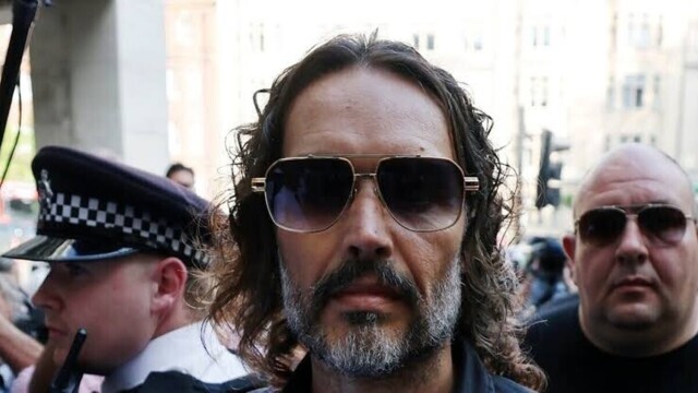 Royaume-Uni : accusé de viols, Russell Brand dénonce les conséquences « dévastatrices » des accusations sur sa vie