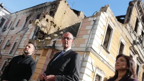 Ukraine : un drone frappe un pont de Kiev pendant la visite de Friedrich Merz
