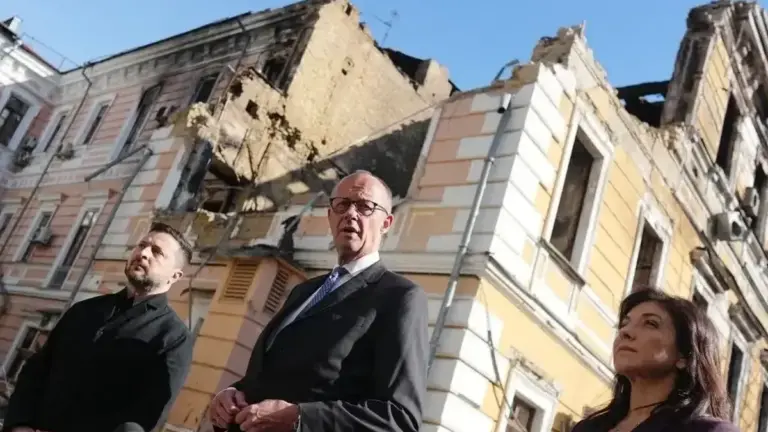 Ukraine : un drone frappe un pont de Kiev pendant la visite de Friedrich Merz
