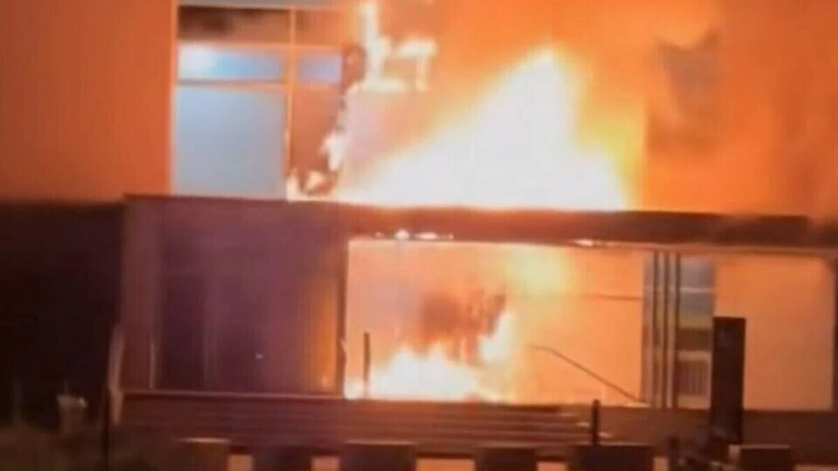Violent incendie à l’université de Rouen : la façade et une grande partie du toit détruites, 50 pompiers mobilisés Violent incendie à l’université de Rouen : la façade et une grande partie du toit détruites, 50 pompiers mobilisés