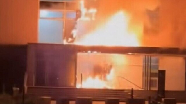 Violent incendie à l’université de Rouen : la façade et une grande partie du toit détruites, 50 pompiers mobilisés