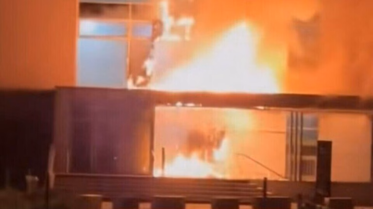 Violent incendie à l’université de Rouen : la façade et une grande partie du toit détruites, 50 pompiers mobilisés