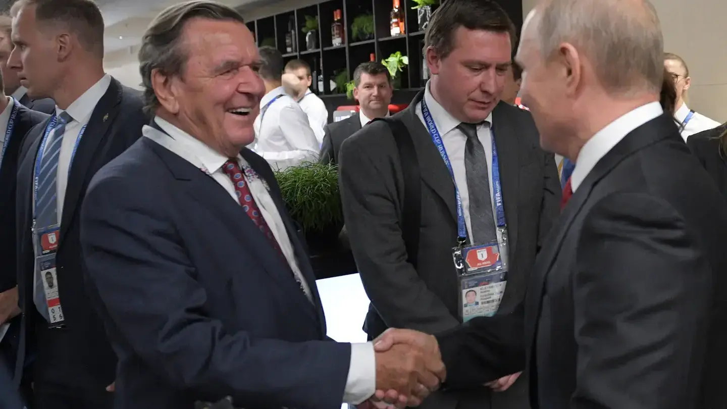 Vladimir Poutine fête son anniversaire avec Gerhard Schröder : une rencontre qui fait grincer des dents en Allemagne