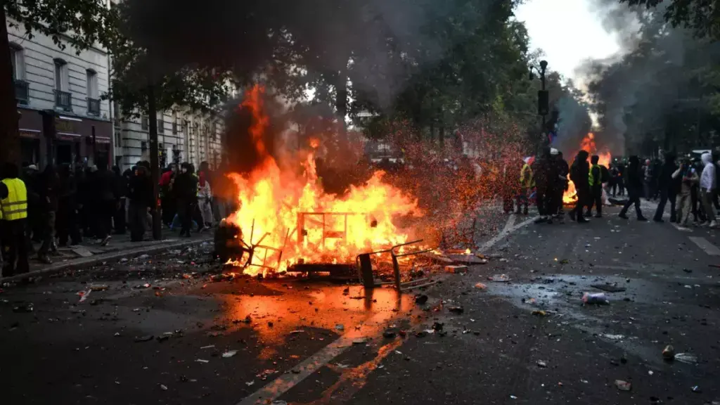 Assurance auto et habitation : une nouvelle « taxe émeutes » de 0,8 % menace les cotisations des Français