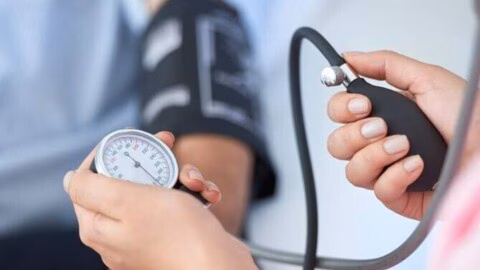Hypertension : pourquoi peut-on avoir une tension dangereusement élevée sans rien ressentir ?