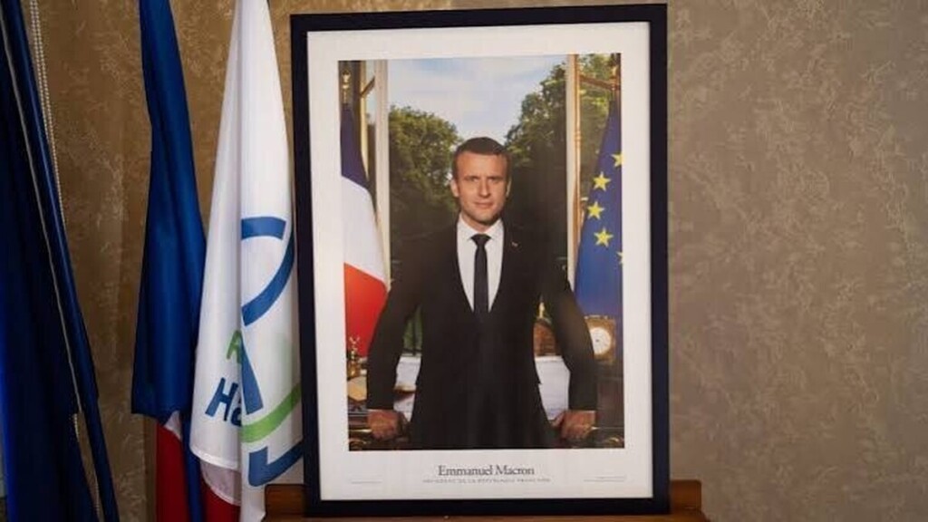 Violences du 17 octobre : un maire du Maine-et-Loire décroche le portrait d’Emmanuel Macron et met les drapeaux en berne