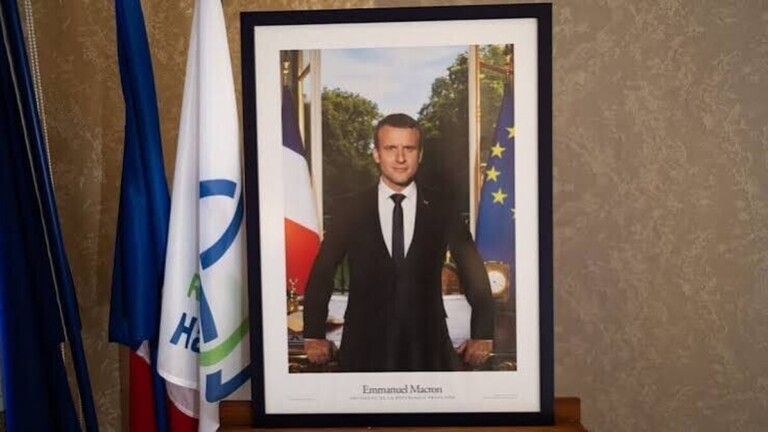 Violences du 17 octobre : un maire du Maine-et-Loire décroche le portrait d’Emmanuel Macron et met les drapeaux en berne — photo