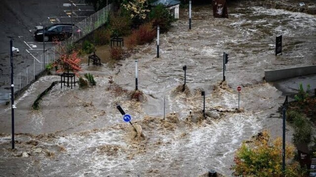 Intempéries dans le Sud-Est : 17 000 foyers plongés dans le noir, les inondations inquiètent