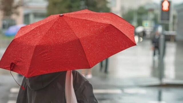 Marcher sous la pluie : ces bienfaits insoupçonnés pour le corps et l&rsquo;esprit — photo