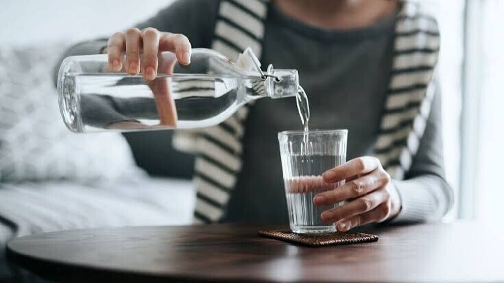 Eau minérale : est-elle vraiment meilleure pour la santé que l’eau du robinet ?
