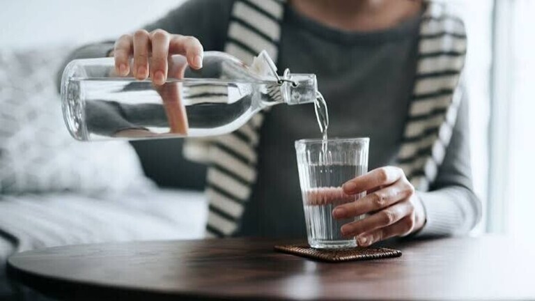 Eau minérale : est-elle vraiment meilleure pour la santé que l’eau du robinet ?