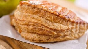 Chausson aux pommes : l'histoire de cette viennoiserie croustillante qui traverse les générations