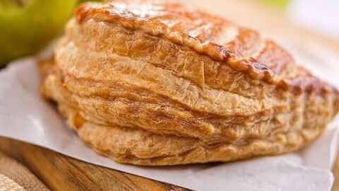 Chausson aux pommes : l'histoire de cette viennoiserie croustillante qui traverse les générations
