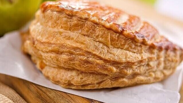 Chausson aux pommes : l&rsquo;histoire de cette viennoiserie croustillante qui traverse les générations — photo
