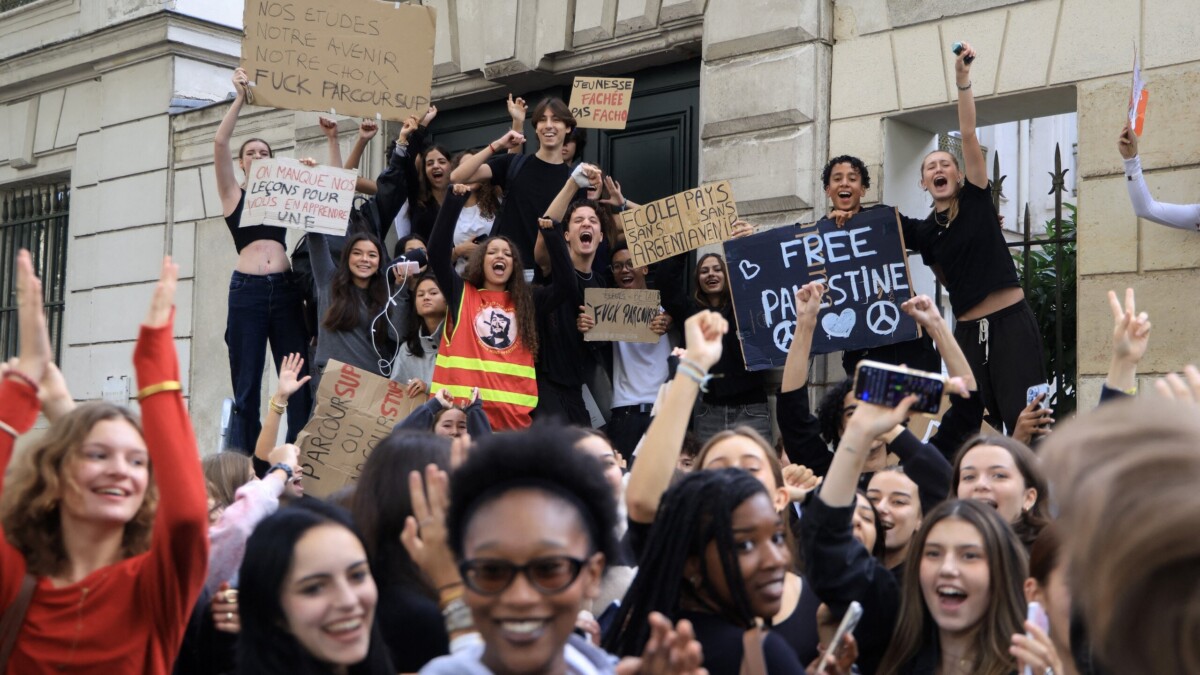 Lycées : après une journée moins perturbée, les syndicats enseignants appellent à la grève mardi Lycées : après une journée moins perturbée, les syndicats enseignants appellent à la grève mardi
