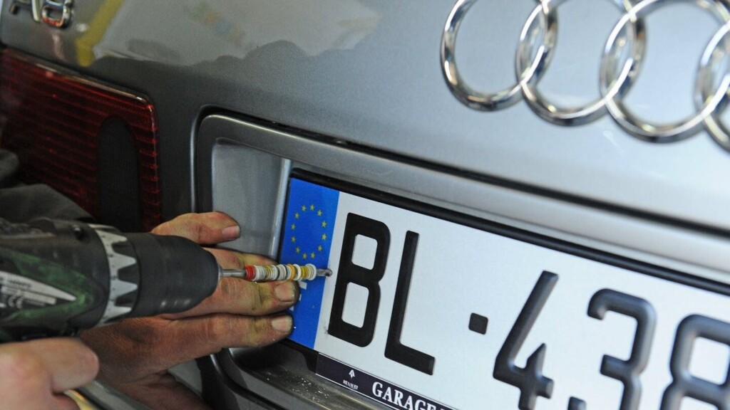 Près de 850 000 plaques d’immatriculation françaises auraient été dérobées et mises en vente sur un forum criminel