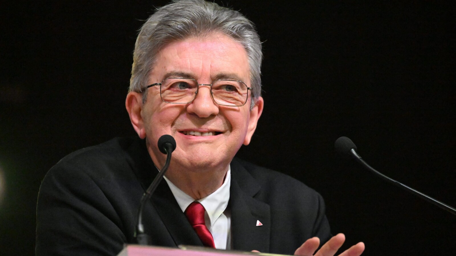 Présidentielle 2027 : Mélenchon ignore la primaire socialiste et prépare une campagne loin des médias traditionnels