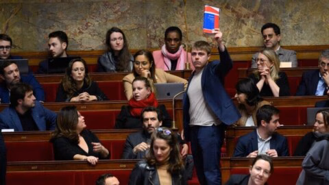 Smic à 1 700 euros, pesticides, AESH : LFI dévoile douze textes pour défier le gouvernement à l’Assemblée