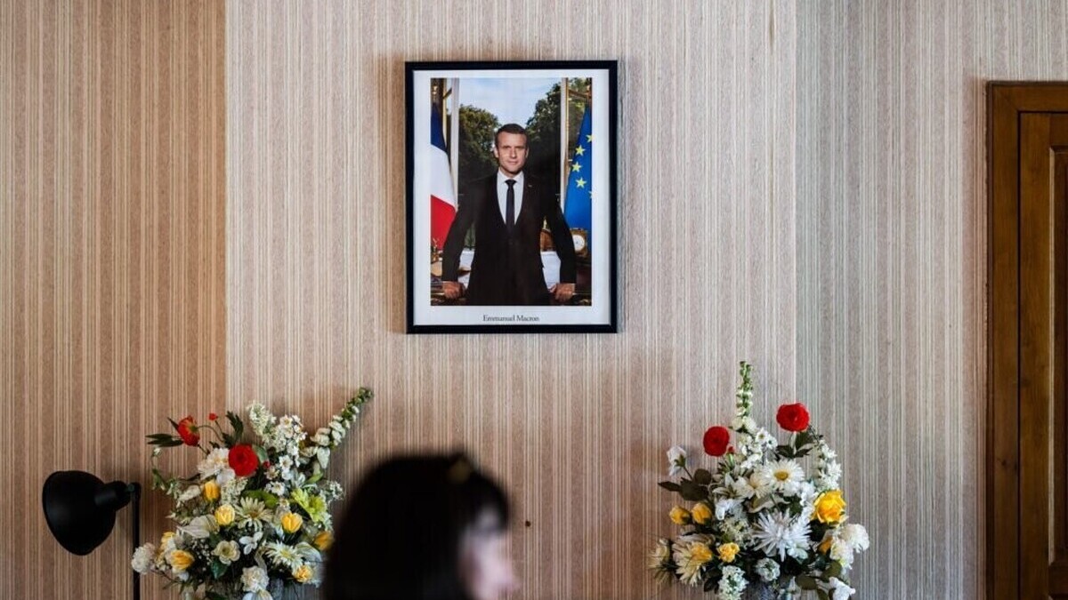 « Une attitude indigne » : un maire du Maine-et-Loire décroche le portrait de Macron pour protester contre sa gestion des violences